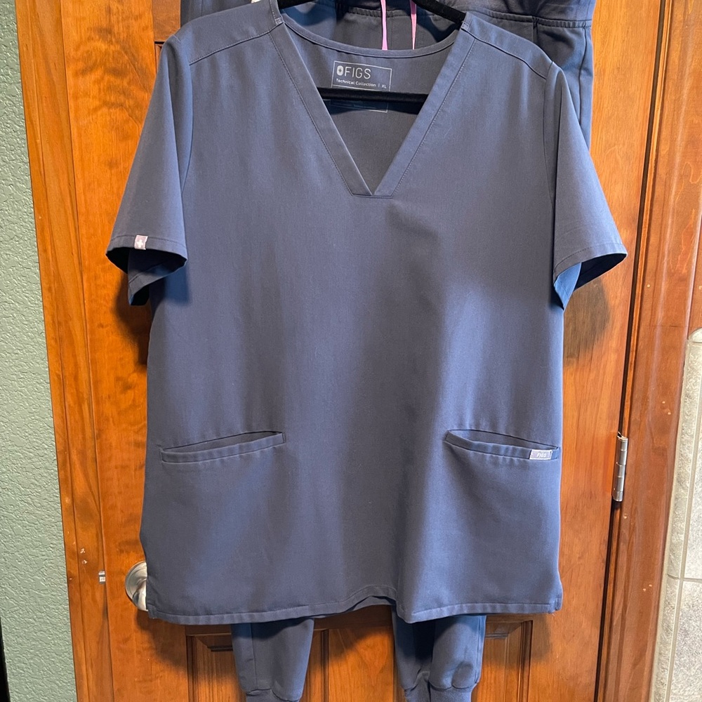 Figs Charcoal V-Neck Scrub Ensemble